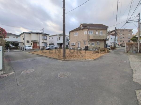 �_�ސ쌧����s���������J1���ڂ̓y�n�̑O�ʓ��H�܂ތ��n�ʐ^