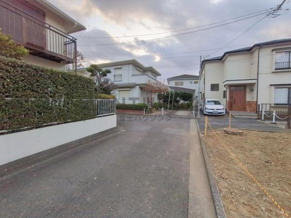 �_�ސ쌧����s���������J1���ڂ̓y�n�̑O�ʓ��H�܂ތ��n�ʐ^