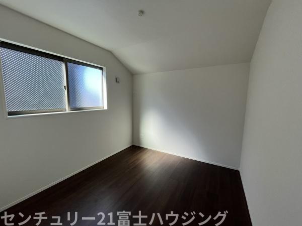 �_�ސ쌧������s���6���ڂ̐V�z��ˌ��Ă̎q������