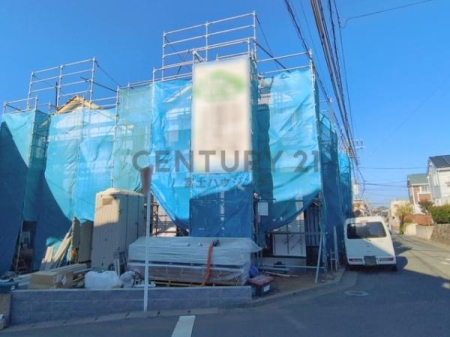 �_�ސ쌧����s������3���ڂ̐V�z��ˌ��Ă̑O�ʓ��H�܂ތ��n�ʐ^