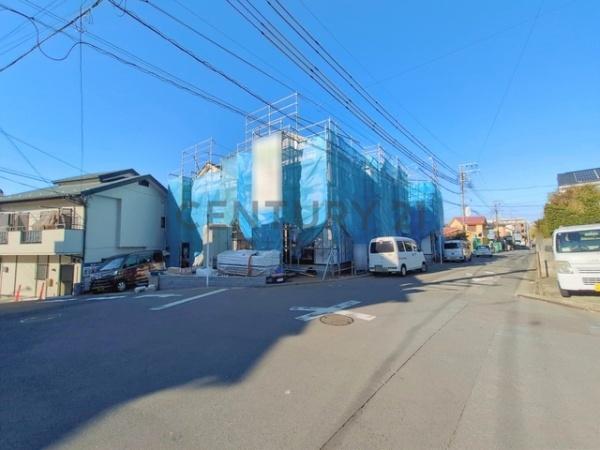 �_�ސ쌧����s������3���ڂ̐V�z��ˌ��Ă̑O�ʓ��H�܂ތ��n�ʐ^