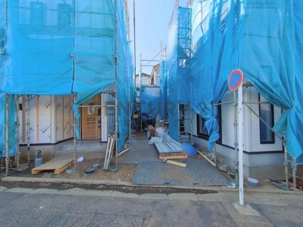 �_�ސ쌧����s������3���ڂ̐V�z��ˌ��Ă̑O�ʓ��H�܂ތ��n�ʐ^