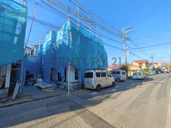 �_�ސ쌧����s������3���ڂ̐V�z��ˌ��Ă̑O�ʓ��H�܂ތ��n�ʐ^