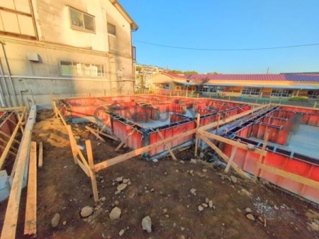 �_�ސ쌧����s������3���ڂ̐V�z��ˌ��Ă̑O�ʓ��H�܂ތ��n�ʐ^