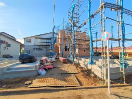 �_�ސ쌧����s������3���ڂ̐V�z��ˌ��Ă̑O�ʓ��H�܂ތ��n�ʐ^