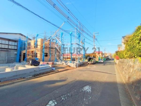 �_�ސ쌧����s������3���ڂ̐V�z��ˌ��Ă̑O�ʓ��H�܂ތ��n�ʐ^