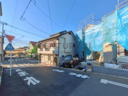 �_�ސ쌧����s������3���ڂ̐V�z��ˌ��Ă̑O�ʓ��H�܂ތ��n�ʐ^