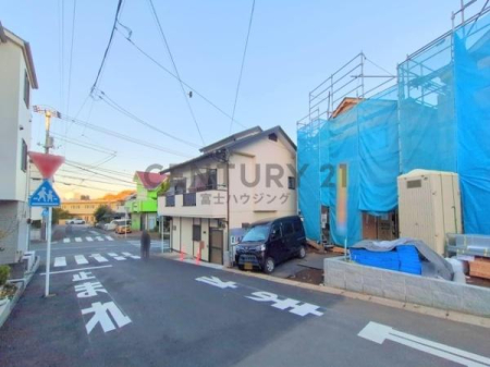 �_�ސ쌧����s������3���ڂ̐V�z��ˌ��Ă̑O�ʓ��H�܂ތ��n�ʐ^