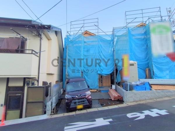 �_�ސ쌧����s������3���ڂ̐V�z��ˌ��Ă̑O�ʓ��H�܂ތ��n�ʐ^