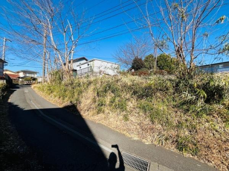 �_�ސ쌧����s�����̓y�n�̑O�ʓ��H�܂ތ��n�ʐ^