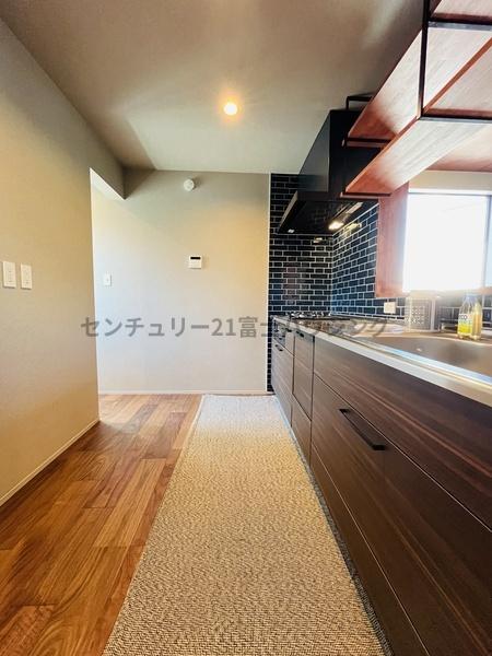 �_�ސ쌧������s�ԉH���̐V�z��ˌ��ẴL�b�`��