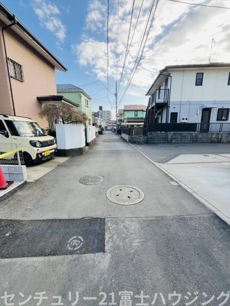 �_�ސ쌧������s�����̐V�z��ˌ��Ă̑O�ʓ��H�܂ތ��n�ʐ^