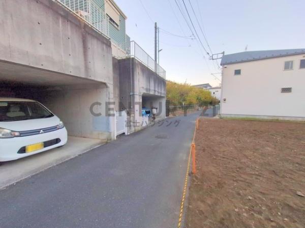 �_�ސ쌧����s�ғ��V��3���ڂ̓y�n�̑O�ʓ��H�܂ތ��n�ʐ^