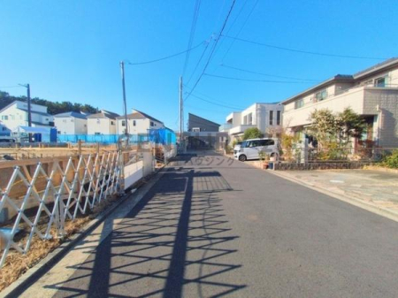 �_�ސ쌧������s�����C�݂̐V�z��ˌ��Ă̑O�ʓ��H�܂ތ��n�ʐ^