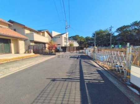 �_�ސ쌧������s�����C�݂̐V�z��ˌ��Ă̑O�ʓ��H�܂ތ��n�ʐ^