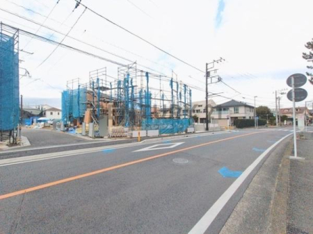 �_�ސ쌧������s�����C�݂̐V�z��ˌ��Ă̑O�ʓ��H�܂ތ��n�ʐ^