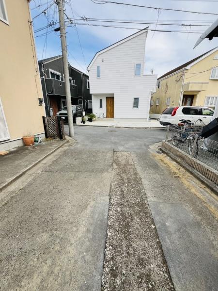 �_�ސ쌧������s���4���ڂ̐V�z��ˌ��Ă̑O�ʓ��H�܂ތ��n�ʐ^