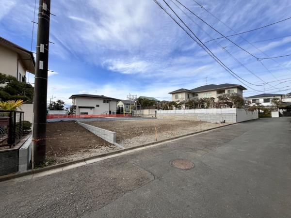 �_�ސ쌧����s�А��R5���ڂ̐V�z��ˌ��Ă̑O�ʓ��H�܂ތ��n�ʐ^