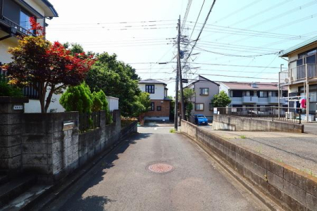 �_�ސ쌧����s����̒��È�ˌ��Ă̑O�ʓ��H�܂ތ��n�ʐ^