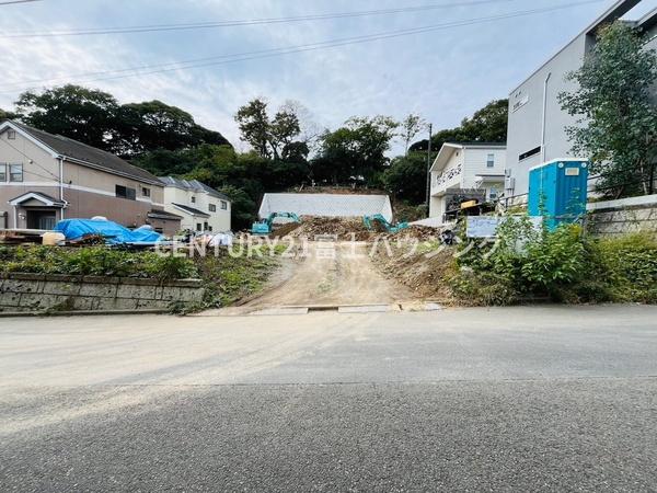 �_�ސ쌧���q�s��K���̐V�z��ˌ��Ă̑O�ʓ��H�܂ތ��n�ʐ^