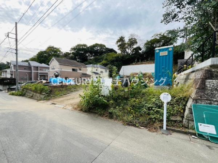 �_�ސ쌧���q�s��K���̐V�z��ˌ��Ă̑O�ʓ��H�܂ތ��n�ʐ^