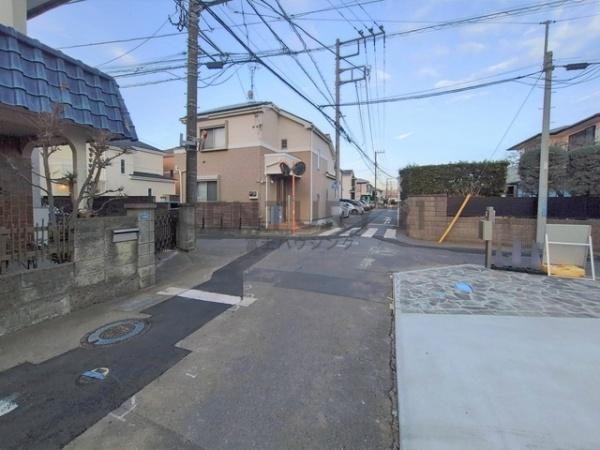 �_�ސ쌧����s�����C��7���ڂ̐V�z��ˌ��Ă̑O�ʓ��H�܂ތ��n�ʐ^