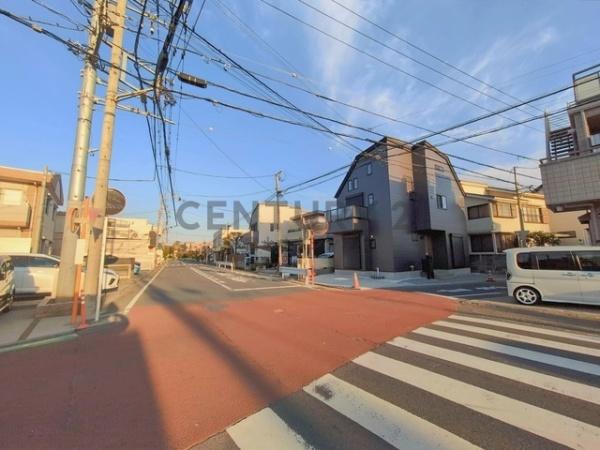 �_�ސ쌧����s�����C��3���ڂ̐V�z��ˌ��Ă̑O�ʓ��H�܂ތ��n�ʐ^