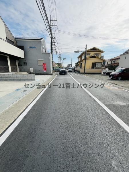 �_�ސ쌧������s����4���ڂ̐V�z��ˌ��Ă̑O�ʓ��H�܂ތ��n�ʐ^