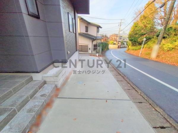 �_�ސ쌧����s�V�_��3���ڂ̐V�z��ˌ��Ă̑O�ʓ��H�܂ތ��n�ʐ^