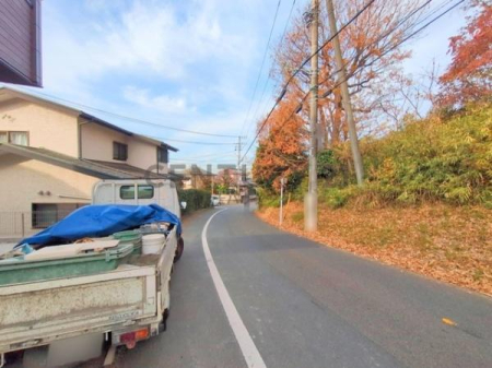 �_�ސ쌧����s�V�_��3���ڂ̐V�z��ˌ��Ă̑O�ʓ��H�܂ތ��n�ʐ^