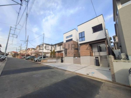 �_�ސ쌧����s�ΐ�̐V�z��ˌ��Ă̑O�ʓ��H�܂ތ��n�ʐ^