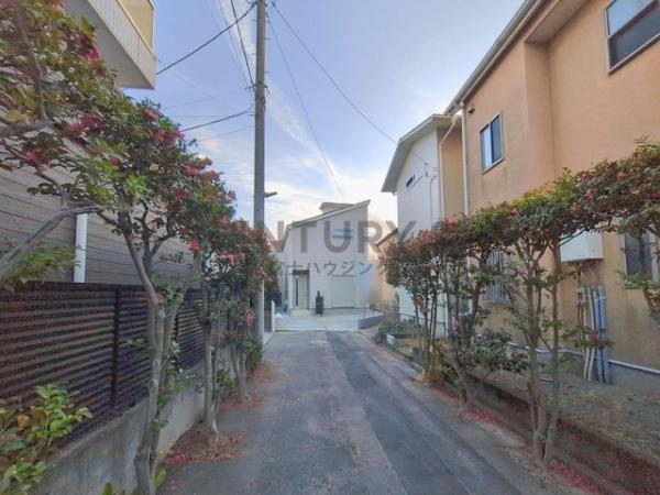 �_�ސ쌧����s�ғ����C��1���ڂ̐V�z��ˌ��Ă̑O�ʓ��H�܂ތ��n�ʐ^