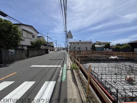 �_�ސ쌧����s�ΐ�1���ڂ̐V�z��ˌ��Ă̑O�ʓ��H�܂ތ��n�ʐ^