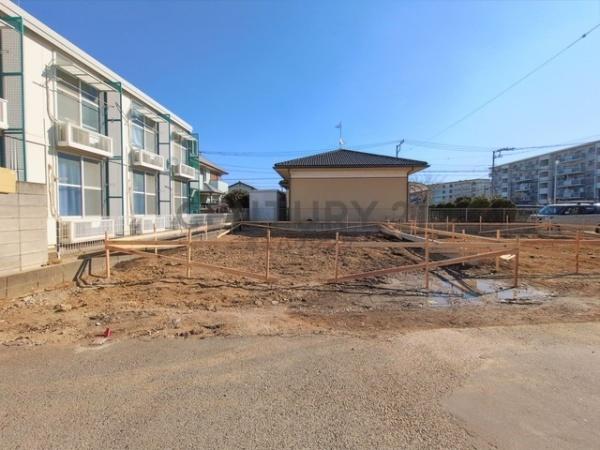 �_�ސ쌧������s����1���ڂ̐V�z��ˌ��Ă̑O�ʓ��H�܂ތ��n�ʐ^