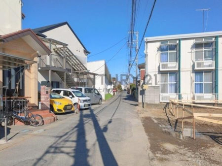 �_�ސ쌧������s����1���ڂ̐V�z��ˌ��Ă̑O�ʓ��H�܂ތ��n�ʐ^