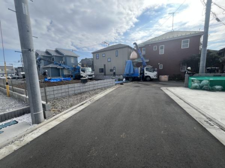 �_�ސ쌧������s�����̐V�z��ˌ��Ă̑O�ʓ��H�܂ތ��n�ʐ^