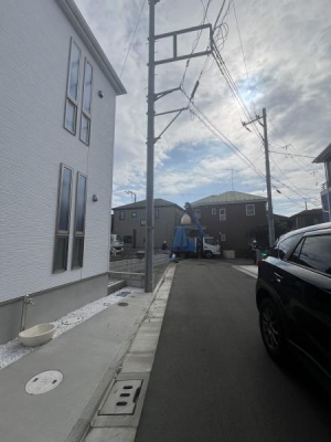 �_�ސ쌧������s�����̐V�z��ˌ��Ă̑O�ʓ��H�܂ތ��n�ʐ^