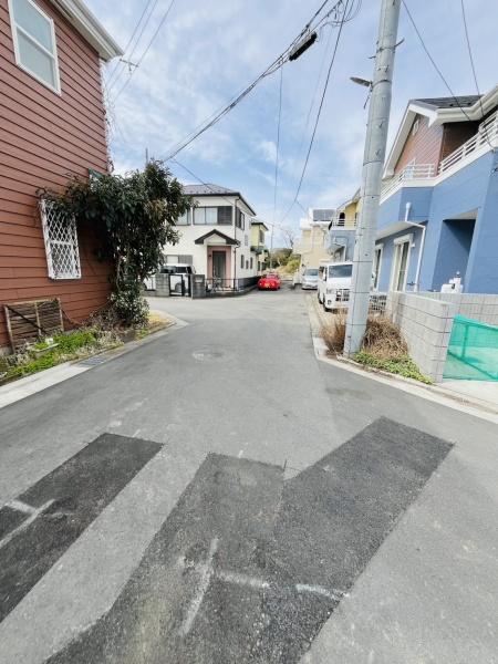 �_�ސ쌧������s�����̐V�z��ˌ��Ă̑O�ʓ��H�܂ތ��n�ʐ^