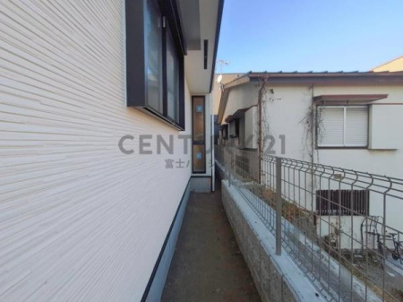 �_�ސ쌧����s�ғ�1���ڂ̐V�z��ˌ��Ă̑O�ʓ��H�܂ތ��n�ʐ^