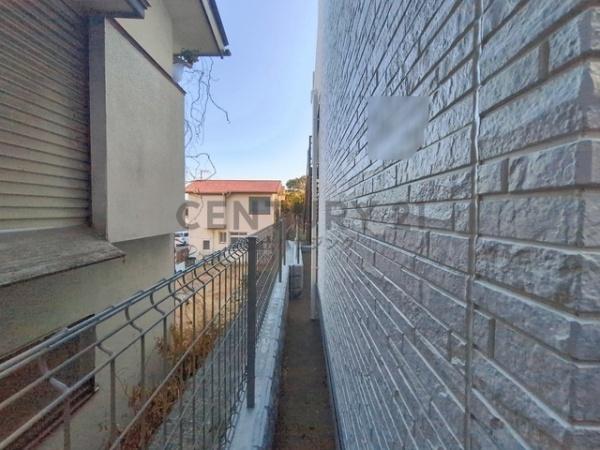 �_�ސ쌧����s�ғ�1���ڂ̐V�z��ˌ��Ă̑O�ʓ��H�܂ތ��n�ʐ^