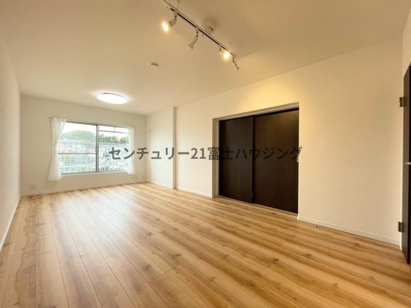 �_�ސ쌧����s�݂��̑�̒��Ã}���V�����̃��r���O