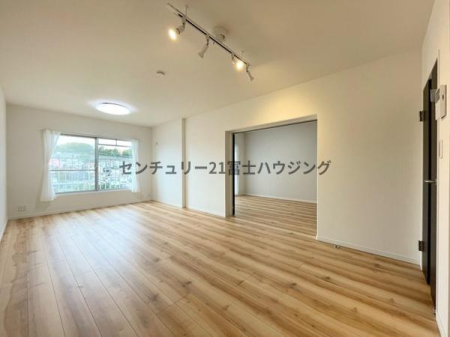 �_�ސ쌧����s�݂��̑�̒��Ã}���V�����̃��r���O