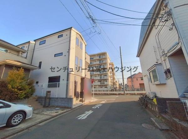 �_�ސ쌧����s�Ó��4���ڂ̐V�z��ˌ��Ă̑O�ʓ��H�܂ތ��n�ʐ^