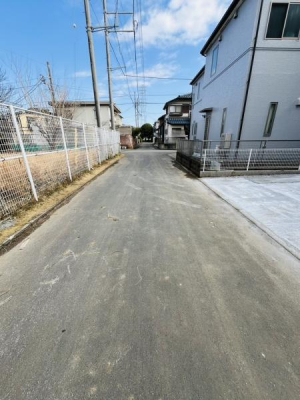 �_�ސ쌧������s����1���ڂ̐V�z��ˌ��Ă̑O�ʓ��H�܂ތ��n�ʐ^