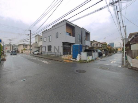 �_�ސ쌧������s�l�V���̐V�z��ˌ��Ă̑O�ʓ��H�܂ތ��n�ʐ^