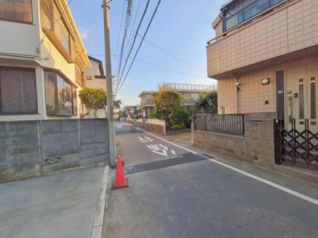 �_�ސ쌧����s�����C��3���ڂ̐V�z��ˌ��Ă̑O�ʓ��H�܂ތ��n�ʐ^