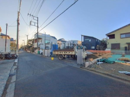 �_�ސ쌧����s����������2���ڂ̐V�z��ˌ��Ă̑O�ʓ��H�܂ތ��n�ʐ^