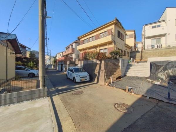 �_�ސ쌧����s����̐V�z��ˌ��Ă̑O�ʓ��H�܂ތ��n�ʐ^