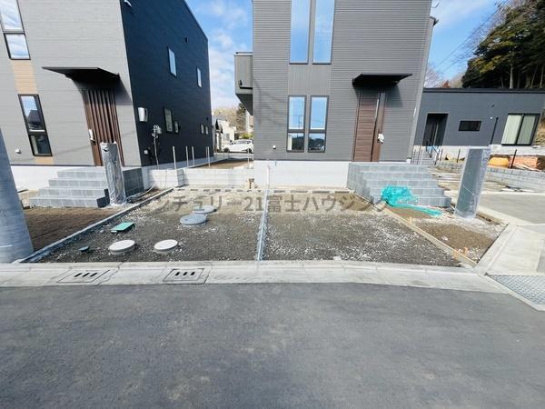 �_�ސ쌧������s��̐V�z��ˌ��Ă̑O�ʓ��H�܂ތ��n�ʐ^