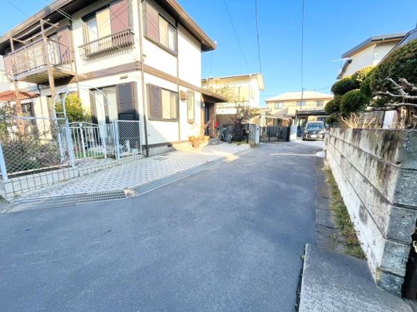 �_�ސ쌧������s���Q2���ڂ̓y�n�̑O�ʓ��H�܂ތ��n�ʐ^